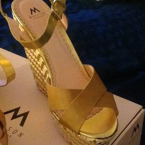 Maddison by Shoe dazzle gold white & tan